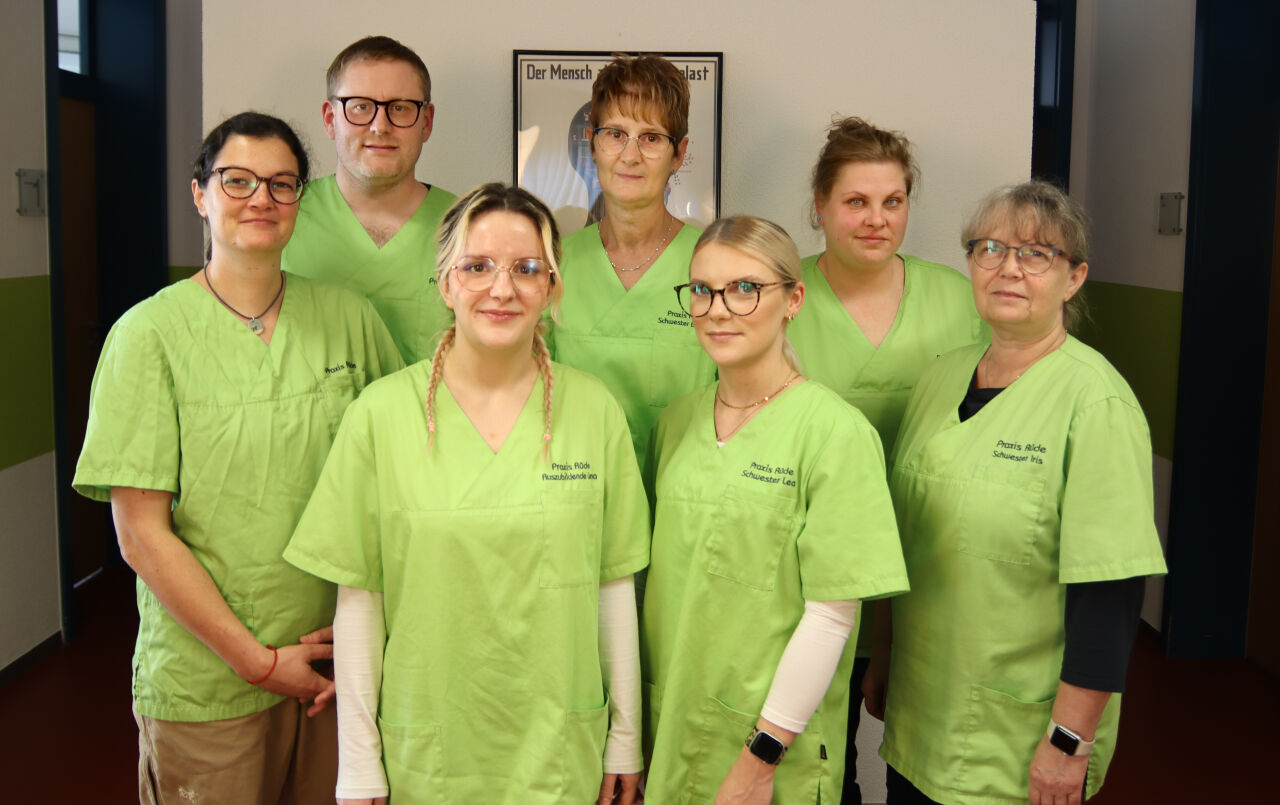 Das Team der Artzpraxis Rüde im November 2025