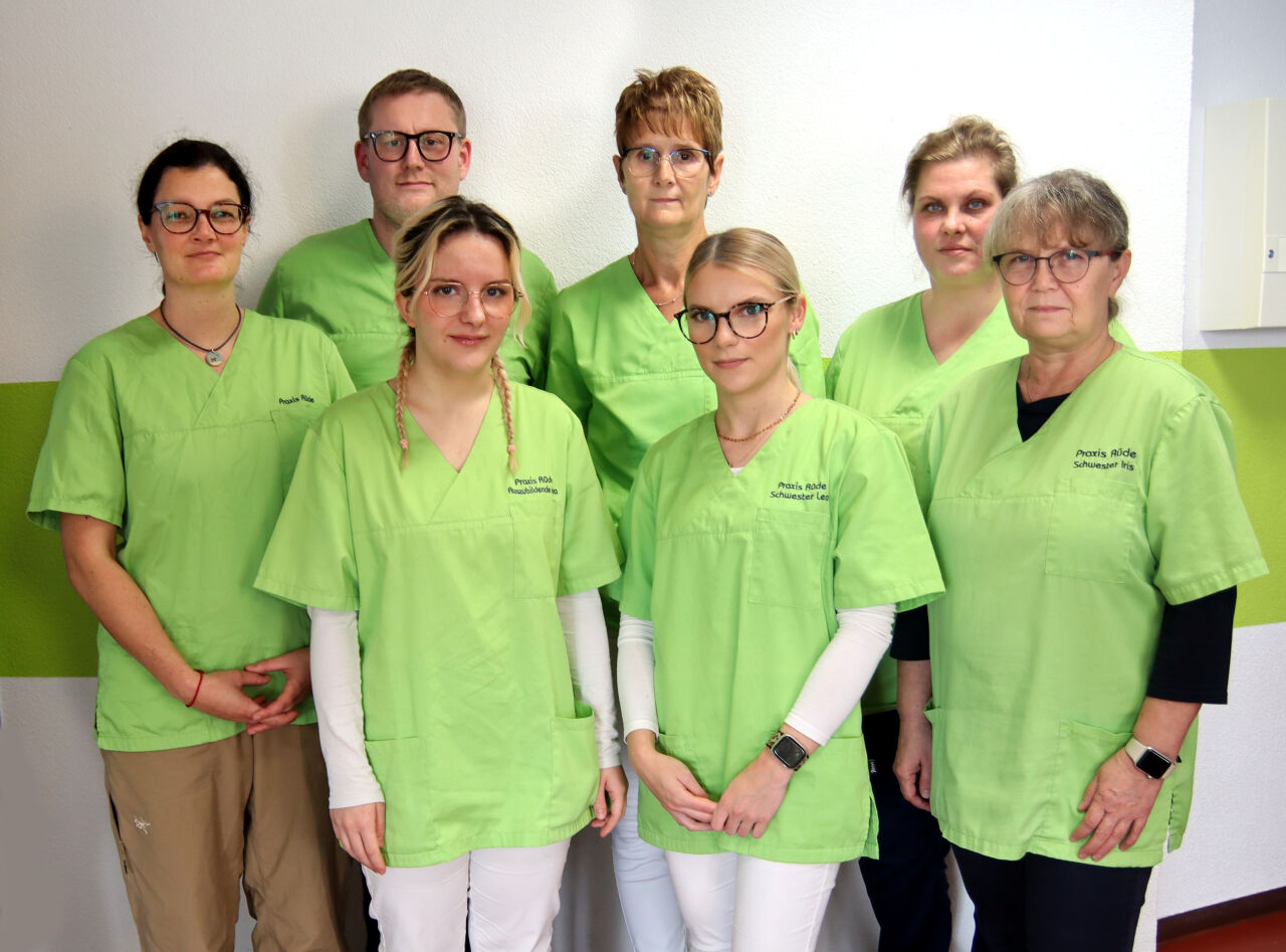 Das Team der Artzpraxis Rüde im November 2025